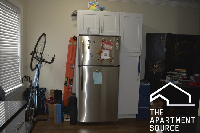 Photo - 3817 N Greenview Ave Apartment