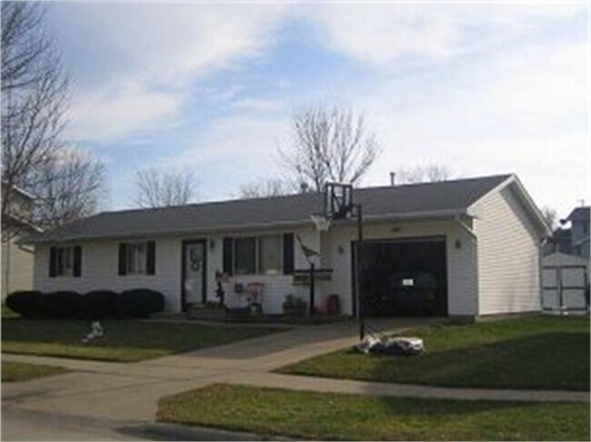 Building Photo - 3 Bedroom Single Family Home!