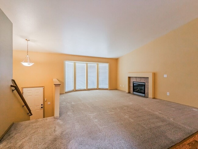Building Photo - Updated 4 bed/3 bath home on corner lot w/...