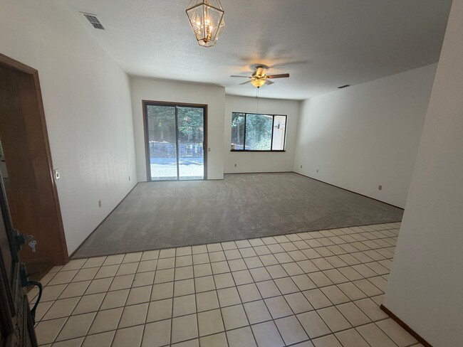 Building Photo - 4 bedroom | 2 bathroom | Gold River home