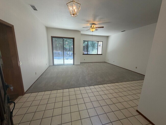Foto del edificio - 4 bedroom | 2 bathroom | Gold River home