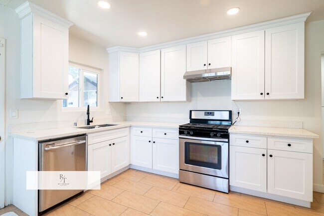 Foto del edificio - Remodeled House with Spacious Flat Lot - L...