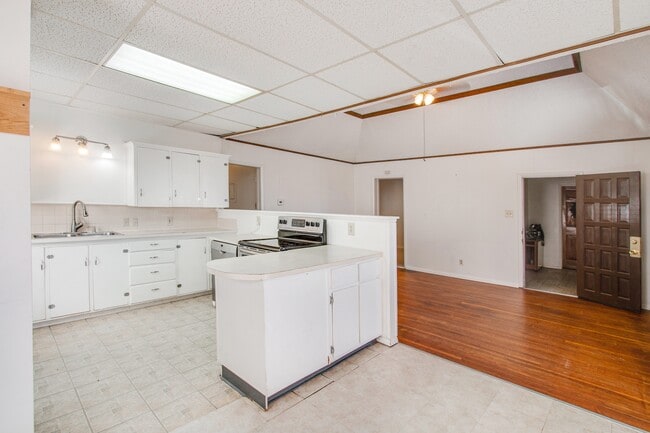 Building Photo - 3529 Vernon Dr