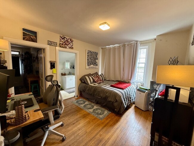 Building Photo - Cozy studio apartment!