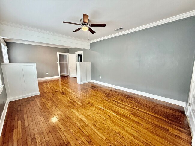 Foto del edificio - 2BR Home with Sunroom & Extended Driveway