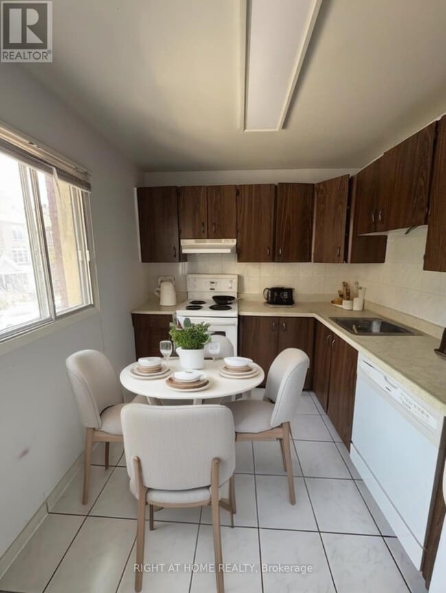 Building Photo - 222 Lyon St. N