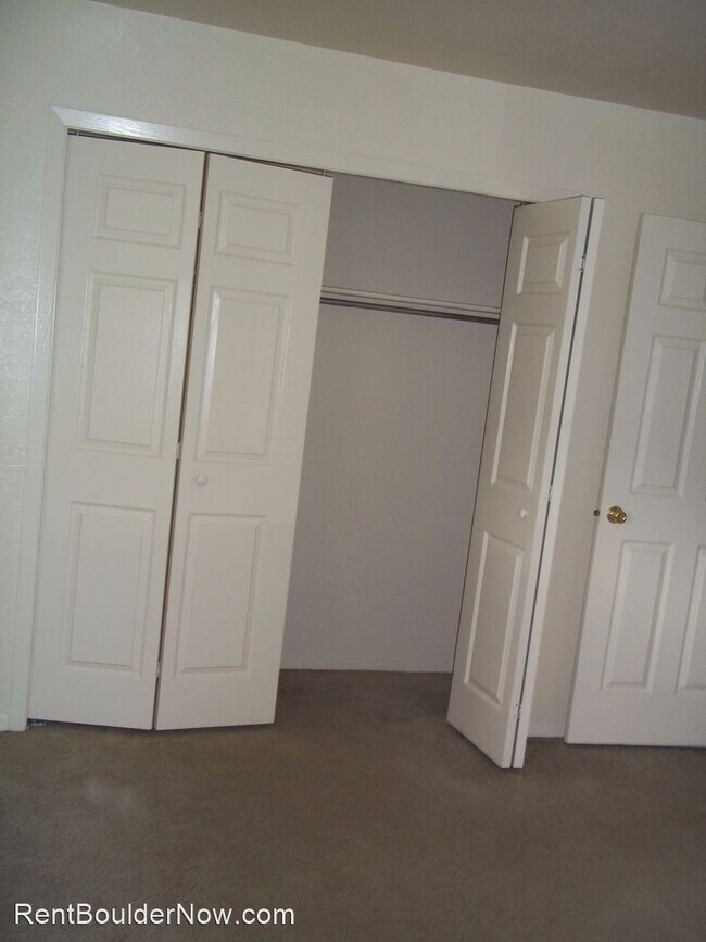 Building Photo - 4989 Eisenhower Dr