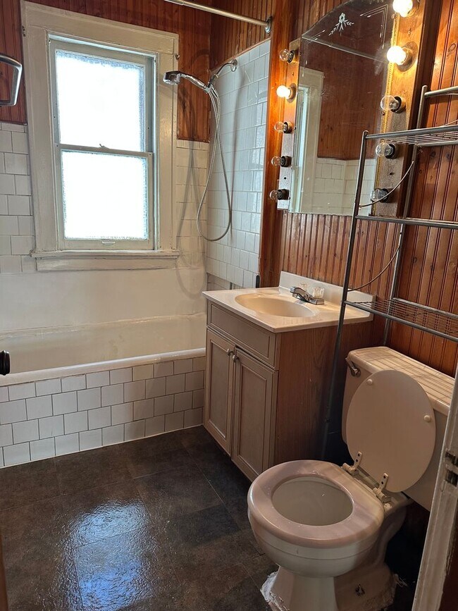 Foto del edificio - Charming 2-Bedroom Lower Duplex