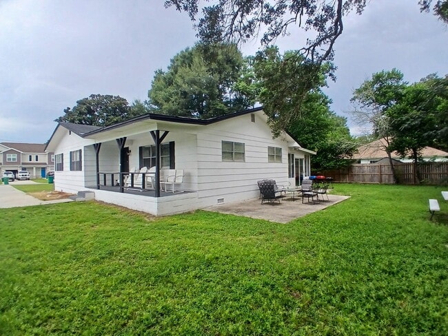 Building Photo - 853 Fairview Dr
