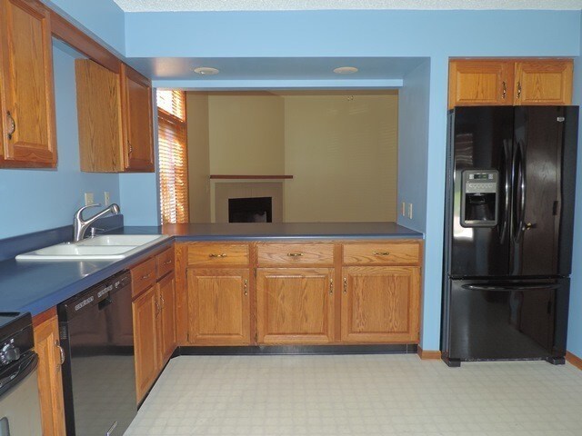 Building Photo - SUBLEASE AVAILABLE NOW
