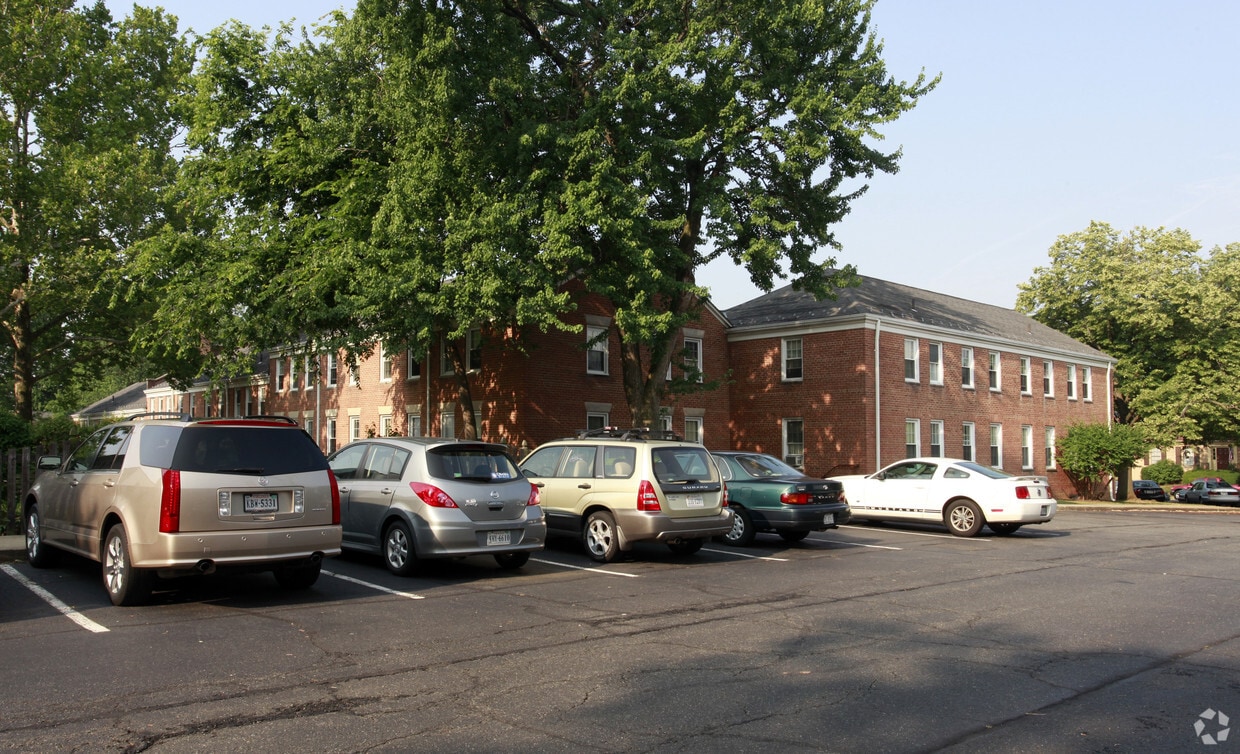 Primary Photo - Glenayr Apartments
