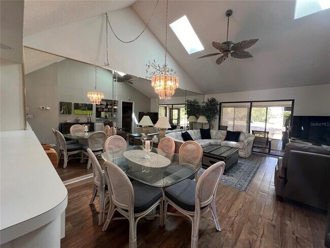 Foto del edificio - 9303 Golf View Dr