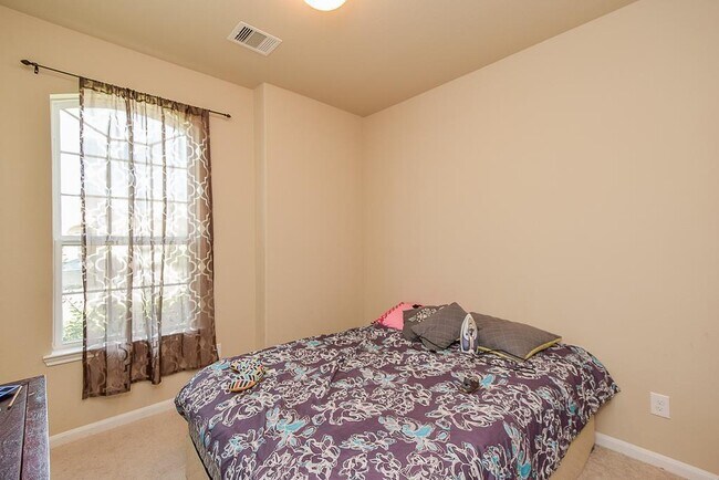 Foto del edificio - 13102 Lucy Grove Ln