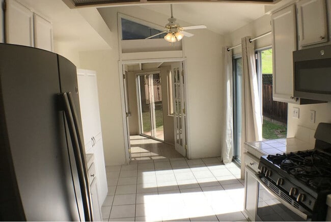 Building Photo - 41430 Avenida De La Reina