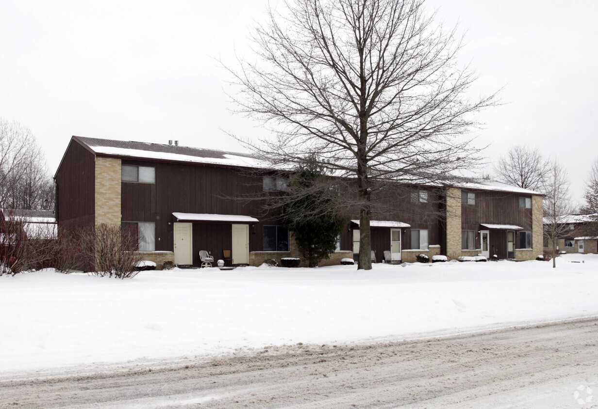 11401150 Cresent Dr, Louisville, OH 44641 Apartments in Louisville