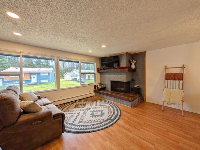 Building Photo - Unfurnished Vly Home 3BD+Den, 1.5BA, 1844 Sq Ft, 2 Car Gar, Fenced Yd