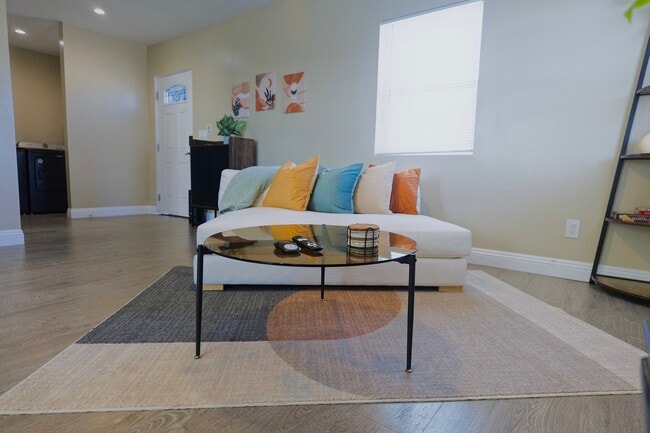 Hermosa casa amueblada en alquiler - 5821 Madden Ave