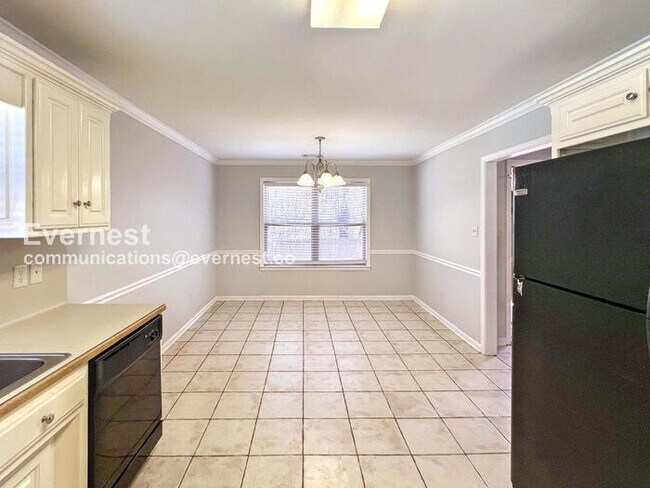 Foto del edificio - 3 Bed, 2 Bath Home with Garage / Available Now!