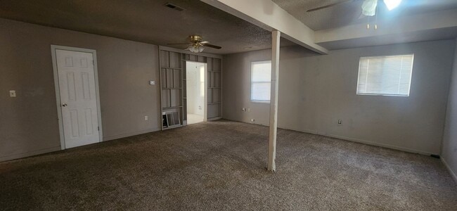 Building Photo - Spacious 2 bedroom and 1 Bath home in Sout...