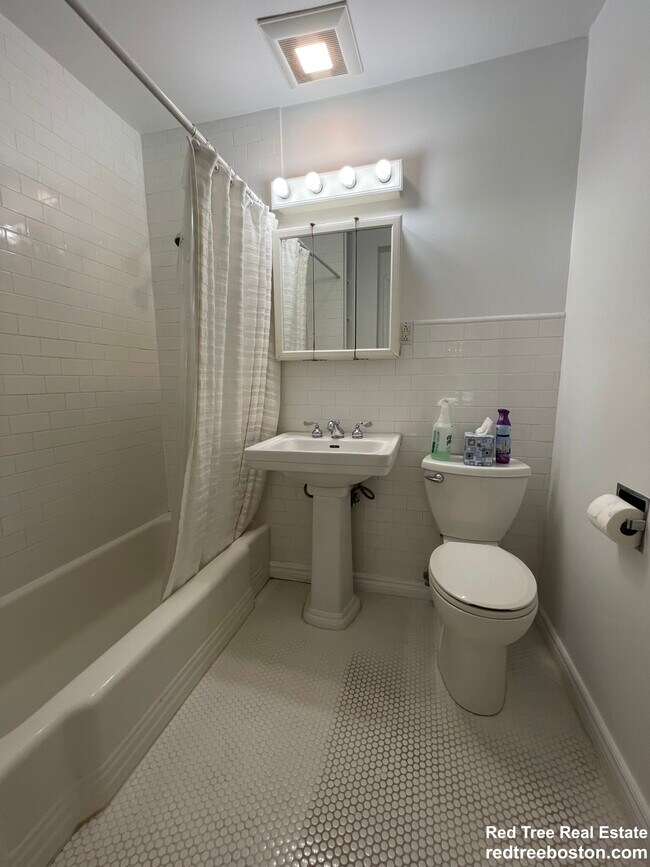 Building Photo - 869 Beacon St