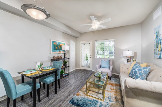 Elegante área de estar - Overture Riverwalk 55+ Senior Housing Apartment Homes