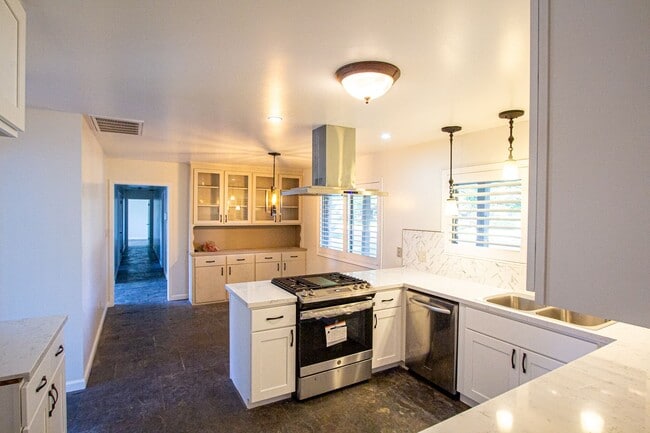 Building Photo - POOL w/ Pool Service Provided!