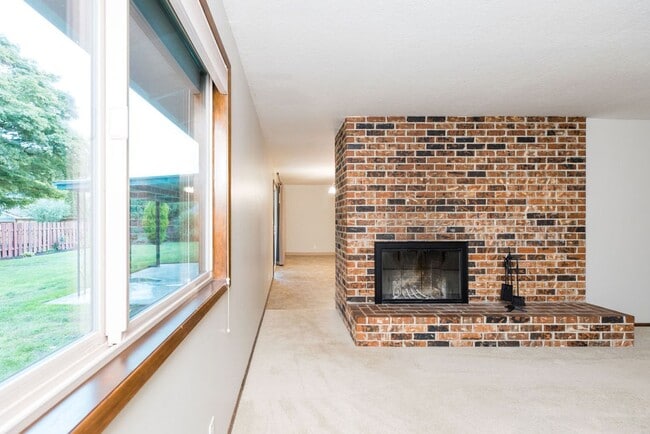 Building Photo - Immaculately maintained 3-bdr/1.5-bath ran...