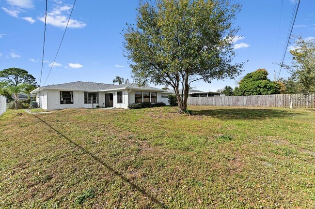 Building Photo - 571 SE Anchor Ln