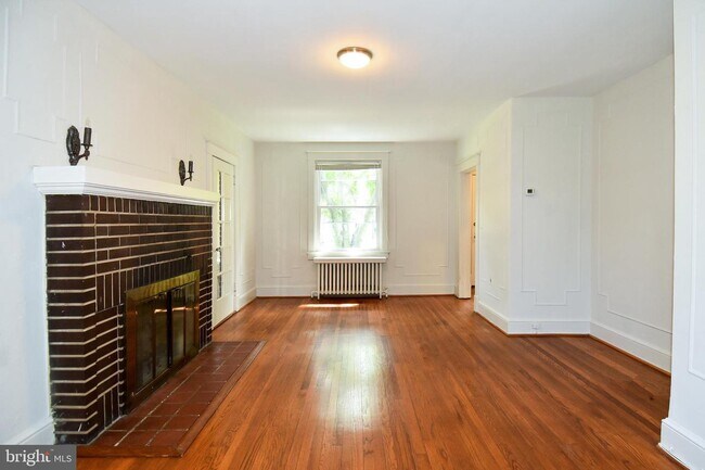 Building Photo - 633 24th St S