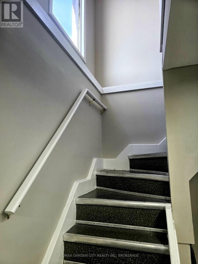 Photo du bâtiment - 215 Roberts Rd