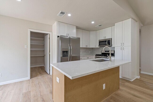 Building Photo - 1204 Spearson Ln