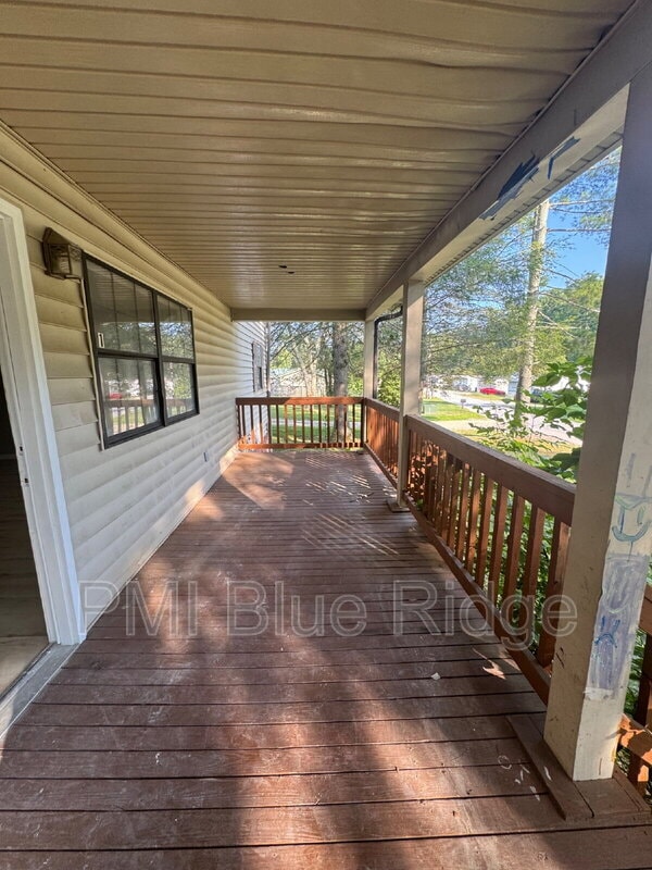 Building Photo - 2020 Somerset Dr