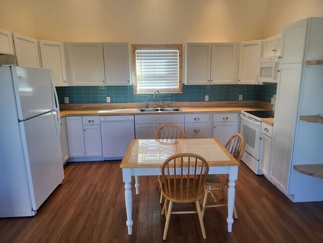 Foto del edificio - Private 1 Bedroom 1 Bathroom Home - Over 9 Acres with Hiking Trails!