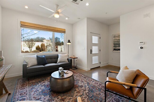 Foto del edificio - 1021 1/2 E 38th St