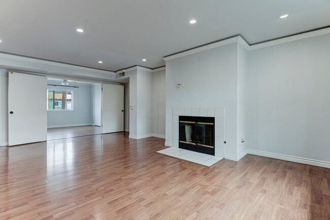 Building Photo - 10119 Pinewood Ave