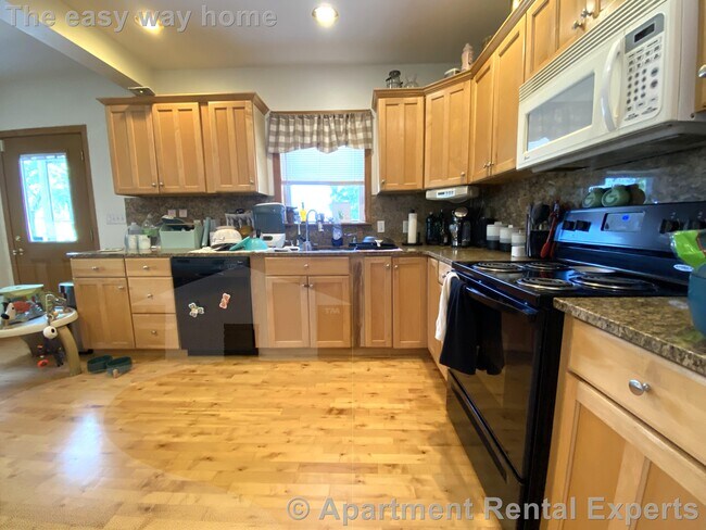 Building Photo - Rare!  Deleaded Single Fam - Laundry in Un...