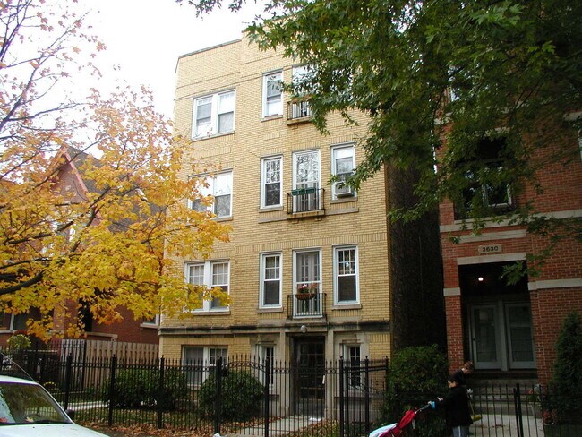 Building Photo - 3624 N Greenview Ave