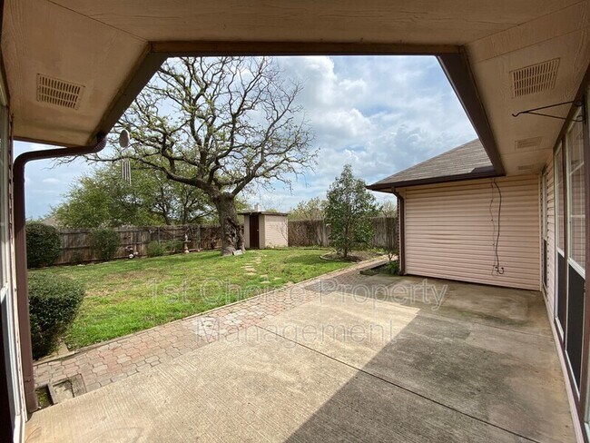 Building Photo - 348 Parkview Dr