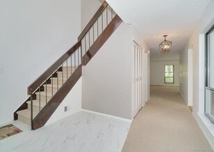 Building Photo - 277 Vista Dr