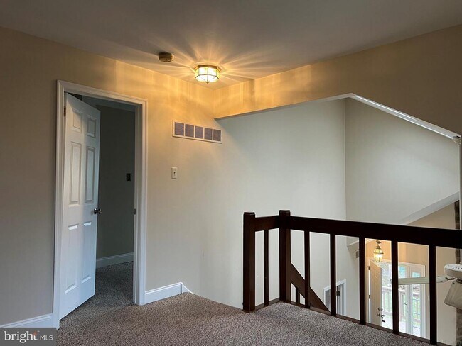 Building Photo - 331 Green Meadow Ln