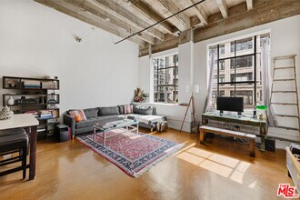 Building Photo - 312 W 5th St