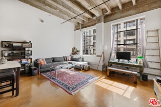 Building Photo - 312 W 5th St