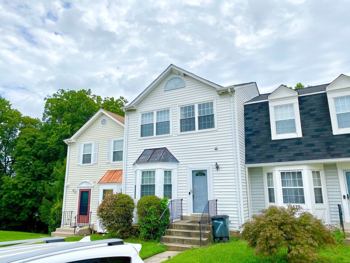 Foto principal - Stunning 3 BR/3.5 BA Townhome in Upper Mar...