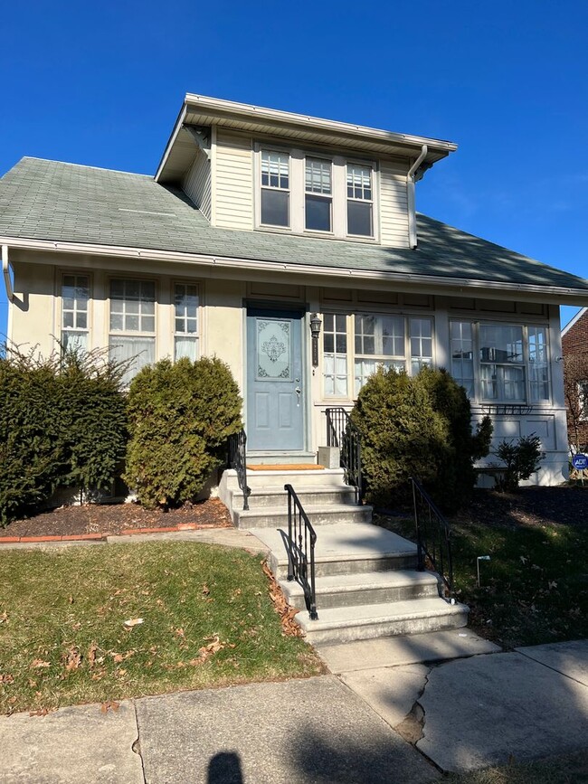 Building Photo - WEST END THREE BEDROOM HOME