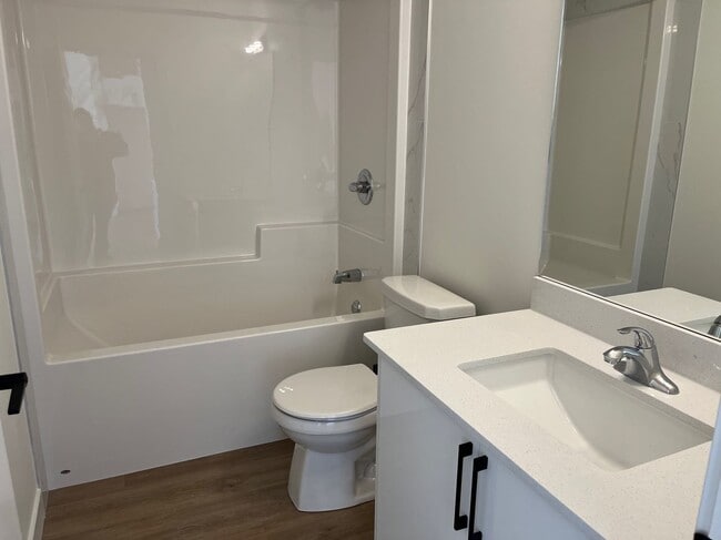 Building Photo - 2 Bed 1 Bath Unit in Ponoka, AB