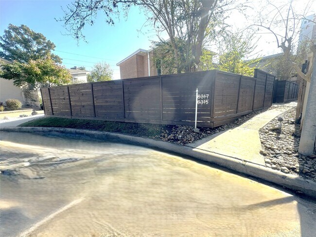 Foto del edificio - 6315 Deerwood Rd