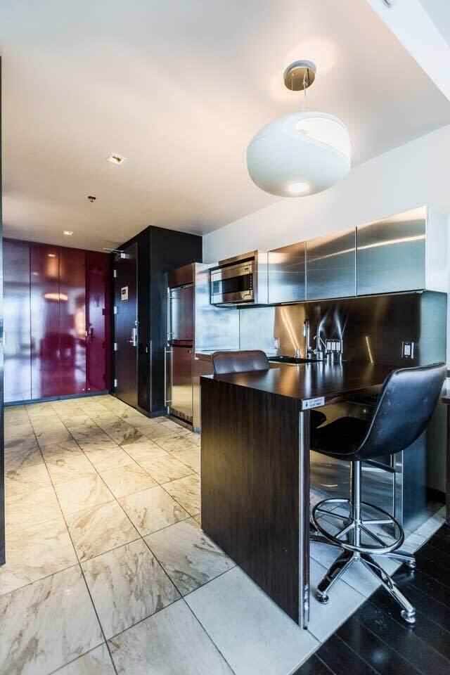 Foto del edificio - Stunning Strip-View Studio w/ BALCONY ACCE...
