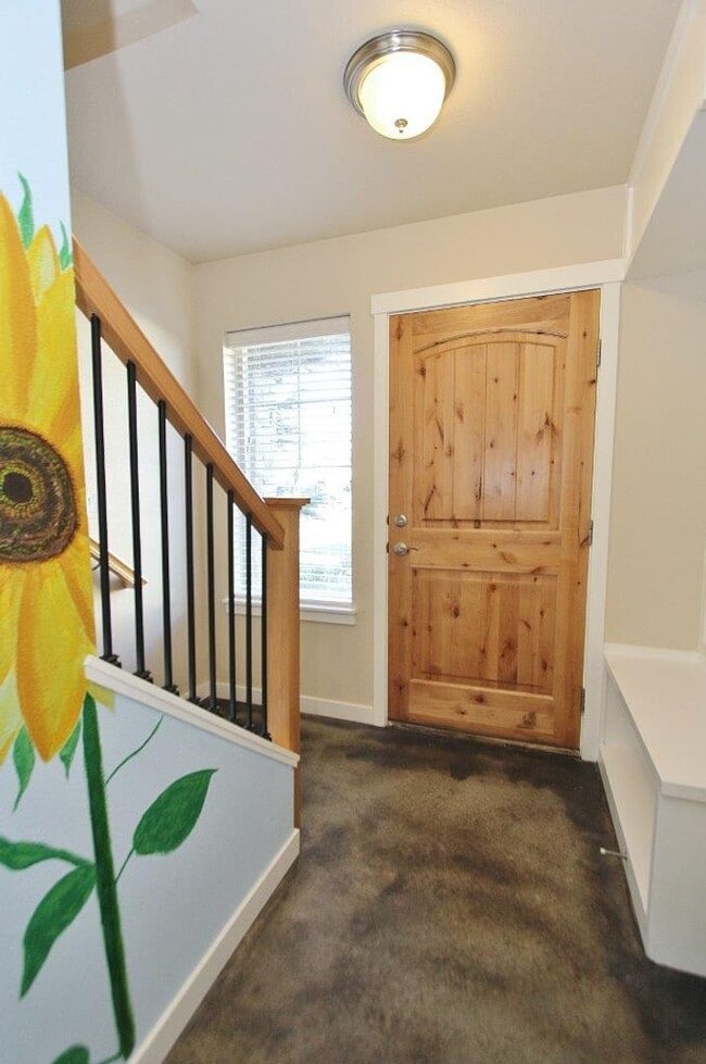 Building Photo - Immaculate Townhouse w/2 Car-Garage