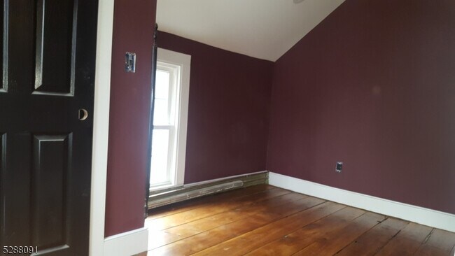 Building Photo - 412 Hardwick St