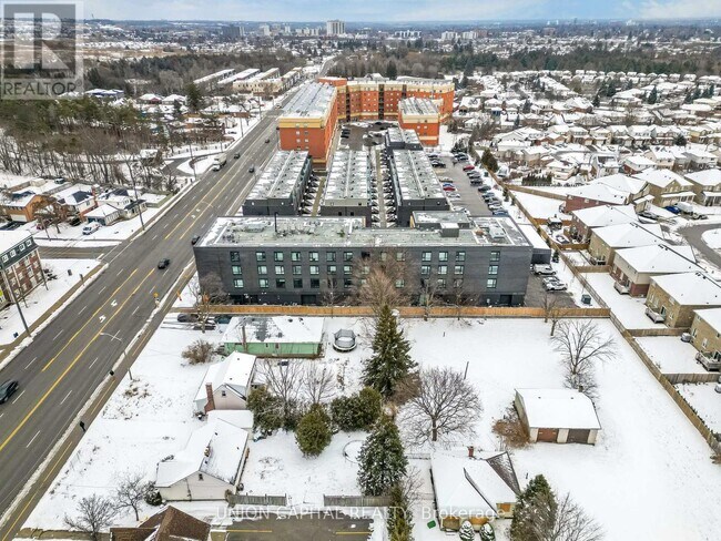 Photo du bâtiment - 1800-1800 Simcoe St N